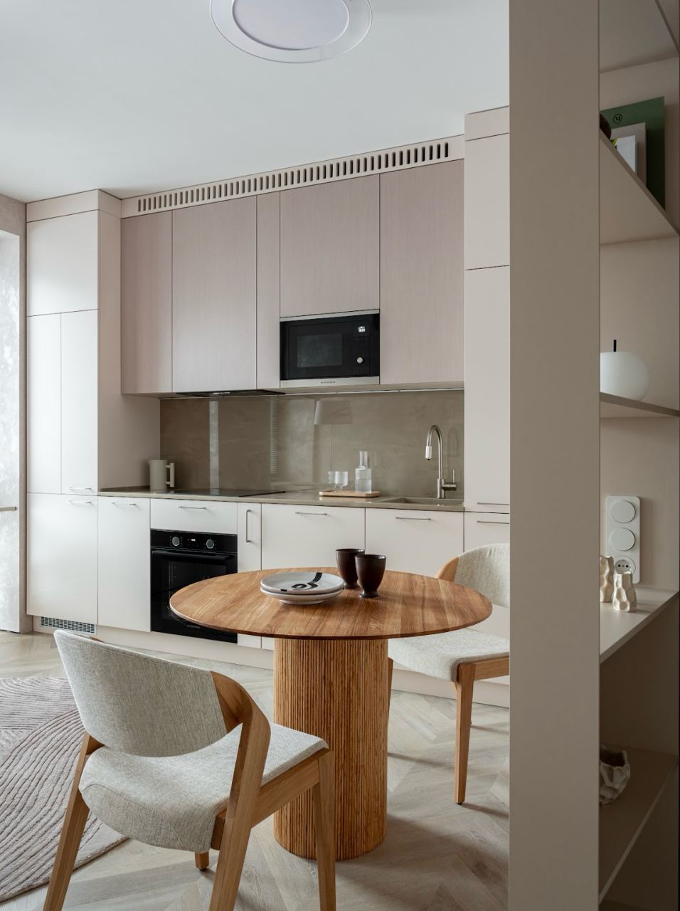 Кварцвиниловый SPC ламинат Vinilam Parquet Chevron Шеврон Сезар RI4445118CL4 французская елка 1293×305×8,5 фото в интерьере